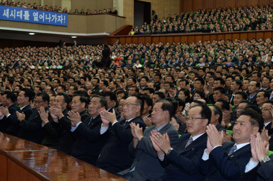 5일 평양 인문문화궁전에서 열린 10.4 선언 11주년 기념 민족통일대회에서 참석자들이 박수를 치고 있다.   사진공동취재단